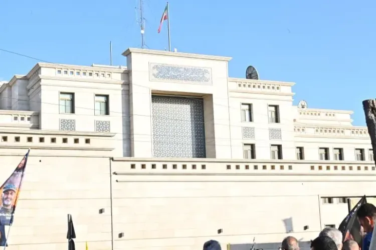 مبنى السفارة الإيرانية في لبنان، مع وجود أعلام وشخصيات تتظاهر أمامه، في سياق التوترات الدبلوماسية بين لبنان وإيران.