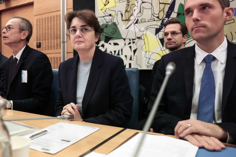 استقالة لورانس دي كارز، أول مديرة لمتحف اللوفر، بعد سرقة مجوهرات بقيمة 88 مليون يورو، مع حضور مسؤولين في اجتماع.