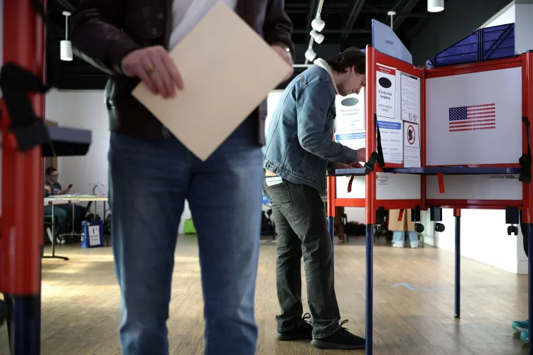 ناخب يقف أمام آلة التصويت في مركز اقتراع، حاملًا ورقة، بينما يظهر في الخلف أشخاص آخرون. تعكس الصورة أهمية التصويت في سياق النقاش حول قانون إنقاذ أمريكا.