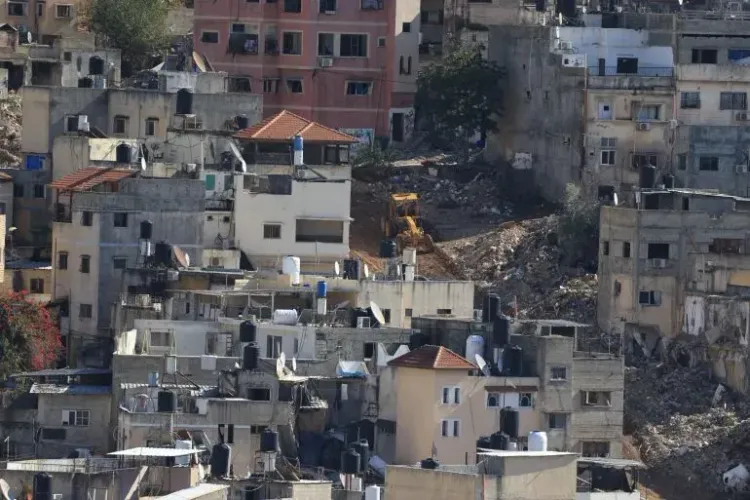 منازل مدمرة في منطقة مكتظة بالسكان في الضفة الغربية، تعكس آثار التهجير وهدم المنازل بسبب التوترات المستمرة.