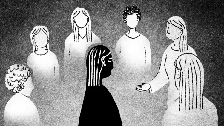 صورة توضح مجموعة من الأشخاص، حيث يبرز شخص واحد ذو ملامح حزينة في وسط المجموعة، مما يعكس مشاعر الفقد والإجهاض.