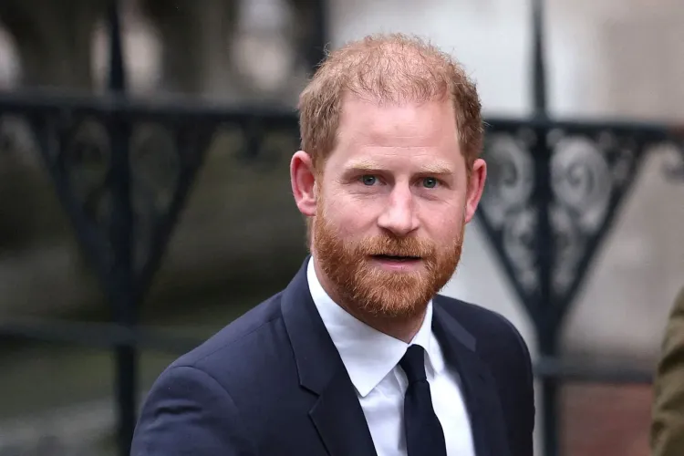 الأمير هاري يصل إلى المحكمة العليا في لندن لمقاضاة ناشر صحيفة الديلي ميل بسبب ممارسات غير قانونية تتعلق بالقرصنة الهاتفية.