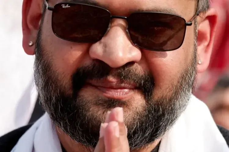 باليندرا شاه، زعيم حزب راستريا سواتانترا الوسطي، يظهر مبتسمًا ويرتدي نظارات شمسية، مع إشارة تحية تعكس فوزه في الانتخابات النيبالية.