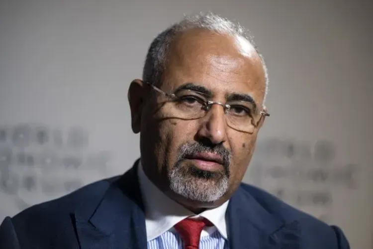 عيدروس الزبيدي، زعيم المجلس الانتقالي الجنوبي، يظهر في مؤتمر صحفي، وسط توترات سياسية بعد هروبه إلى الإمارات.