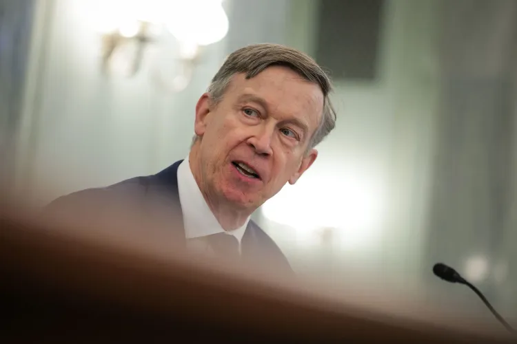 صورة لعضو مجلس الشيوخ يتحدث خلال جلسة استماع، مع التركيز على تعبير وجهه. تتعلق الصورة بمناقشات حول تداول الأسهم وتأثيرها على الأخلاقيات.