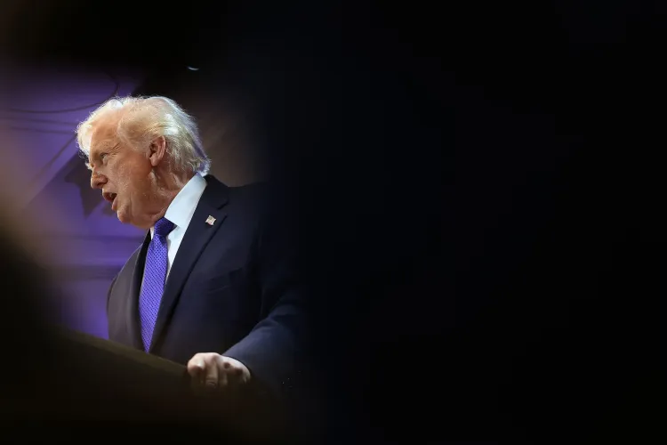 تصريح للرئيس ترامب خلال مؤتمر صحفي، حيث يتحدث عن قرار المحكمة العليا بشأن التعريفات الجمركية وتأثيره على الاقتصاد.