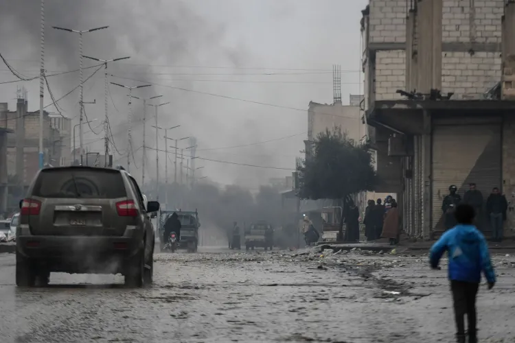 مدينة الرقة السورية بعد استعادة الجيش السوري السيطرة عليها، تظهر سيارات في الشارع مع دخان في الخلفية، مما يعكس الوضع الأمني المتوتر.