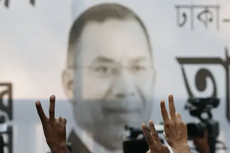 أيدت حشود من الناس في دكا رئيس الوزراء الجديد طارق الرحمن، مع رفع أصابعهم بعلامة النصر أمام صورة له، تعبيرًا عن الأمل في التغيير.