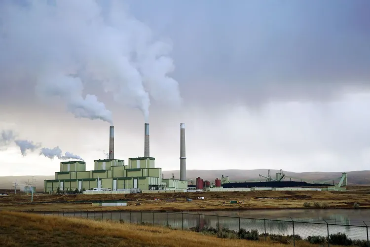 محطة كريغ 1 لتوليد الطاقة بالفحم في كولورادو، مع انبعاثات الدخان من المداخن، تُبقيها إدارة ترامب مفتوحة رغم التحديات الاقتصادية والبيئية.