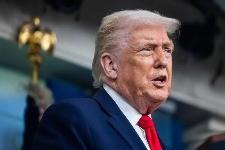 تصريح الرئيس الأمريكي دونالد ترامب حول استخدام سلاح "المشوش" خلال عملية القبض على نيكولاس مادورو، مع التركيز على تفاصيل العملية العسكرية.