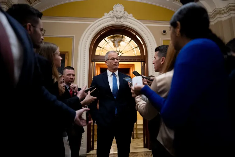 رجل يرتدي بدلة يتحدث مع مجموعة من الصحفيين في مبنى الكونغرس، وسط أجواء توتر حول تمويل وزارة الأمن الداخلي.