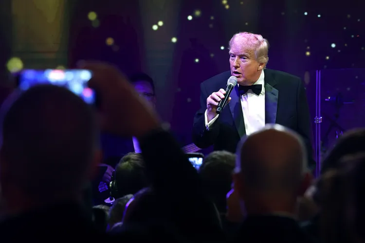 ترامب يتحدث إلى الجمهور خلال حدث رسمي، مع التركيز على صحته وجرعة الأسبرين التي يتناولها، وسط تفاعل الحضور.