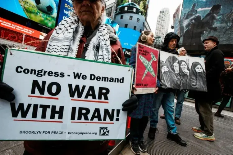 محتجون في نيويورك يحملون لافتات تطالب بعدم الحرب مع إيران، وسط أجواء من التوتر السياسي بشأن الهدنة الأخيرة.