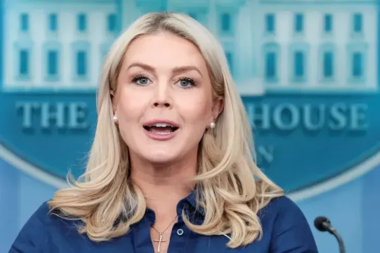 المتحدثة باسم البيت الأبيض، كارولين ليفيت، تتحدث عن موقف الولايات المتحدة من تخصيب اليورانيوم الإيراني، مع خلفية شعار البيت الأبيض.