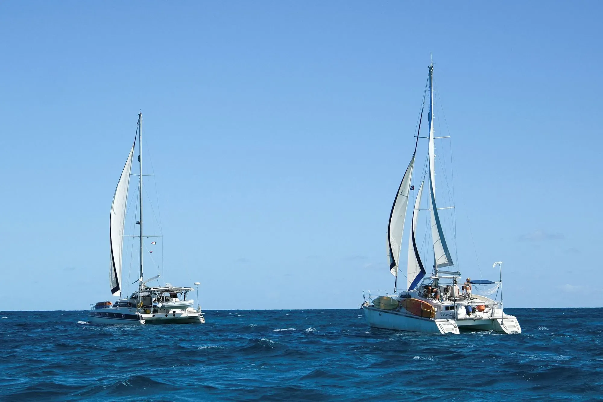 زورقان شراعيان في البحر، يبحران نحو كوبا لنقل مساعدات إنسانية، وسط جهود البحث عن الطاقم المفقود بعد انقطاع الاتصال.