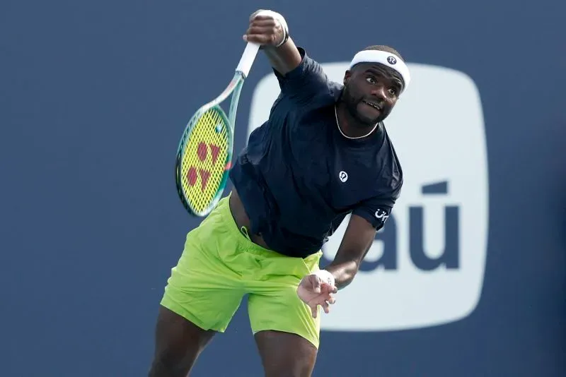 تيافوي، لاعب التنس الأمريكي، يستعد لضرب الكرة خلال مباراة في بطولة ميامي المفتوحة، حيث شهدت البطولة هزائم متتالية للاعبين الأمريكيين.