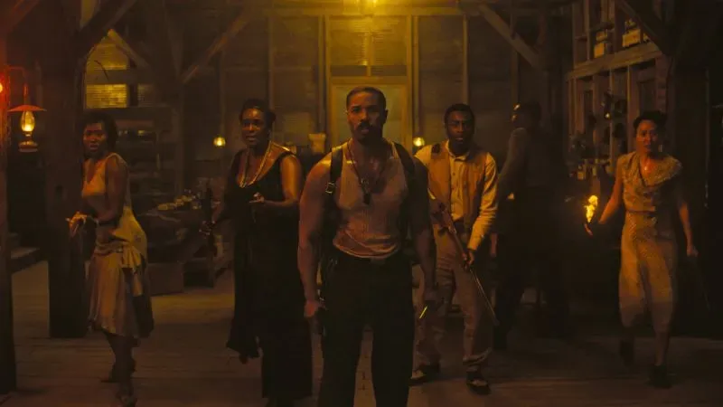 مشهد من فيلم "المذنبون" يظهر مجموعة من الشخصيات في مكان مظلم مضاء بشكل خافت، مع أجواء مشحونة بالتوتر.