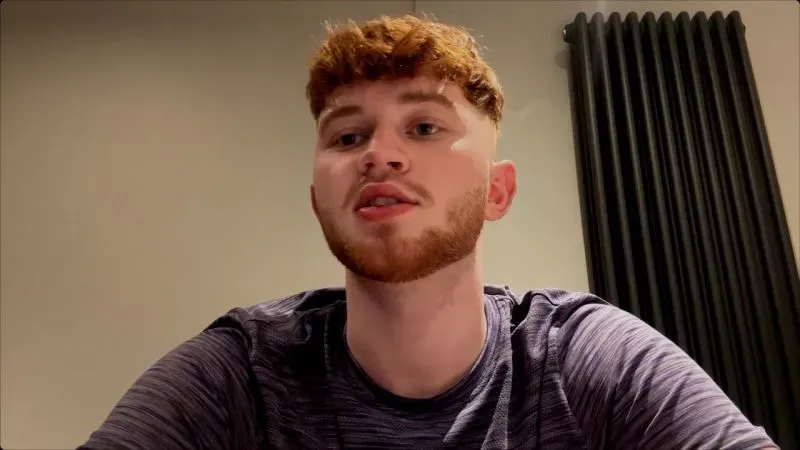 تايلور سويفت، مقاتل فنون قتالية مختلطة إنجليزي، يتحدث عن تحديات الشهرة المرتبطة باسمه المشهور في مقابلة.