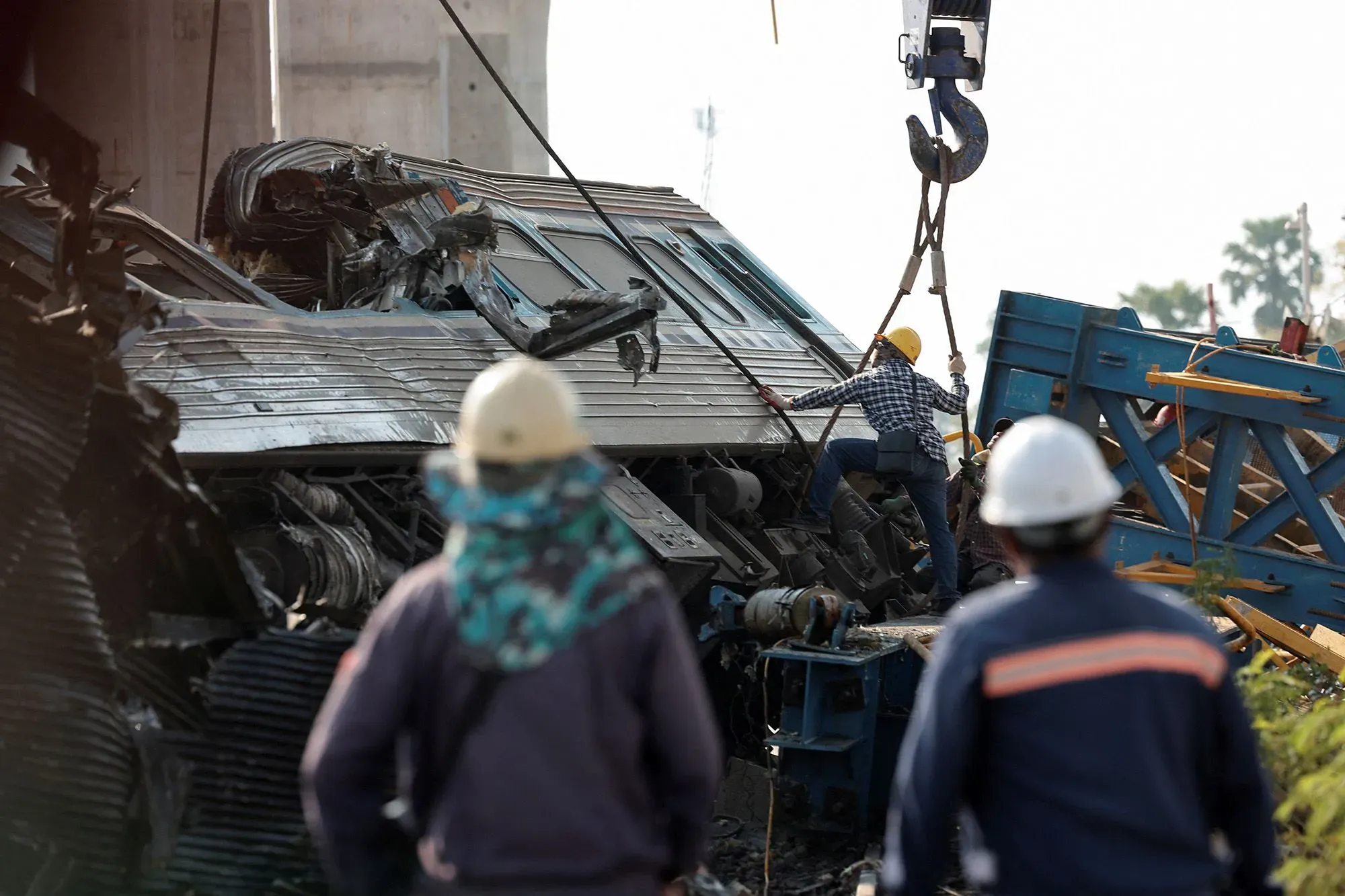 حادث مروع في شمال شرق تايلاند بعد سقوط رافعة على قطار، مما أدى إلى انقلاب عربات وإصابة العشرات، مع جهود إنقاذ مستمرة.