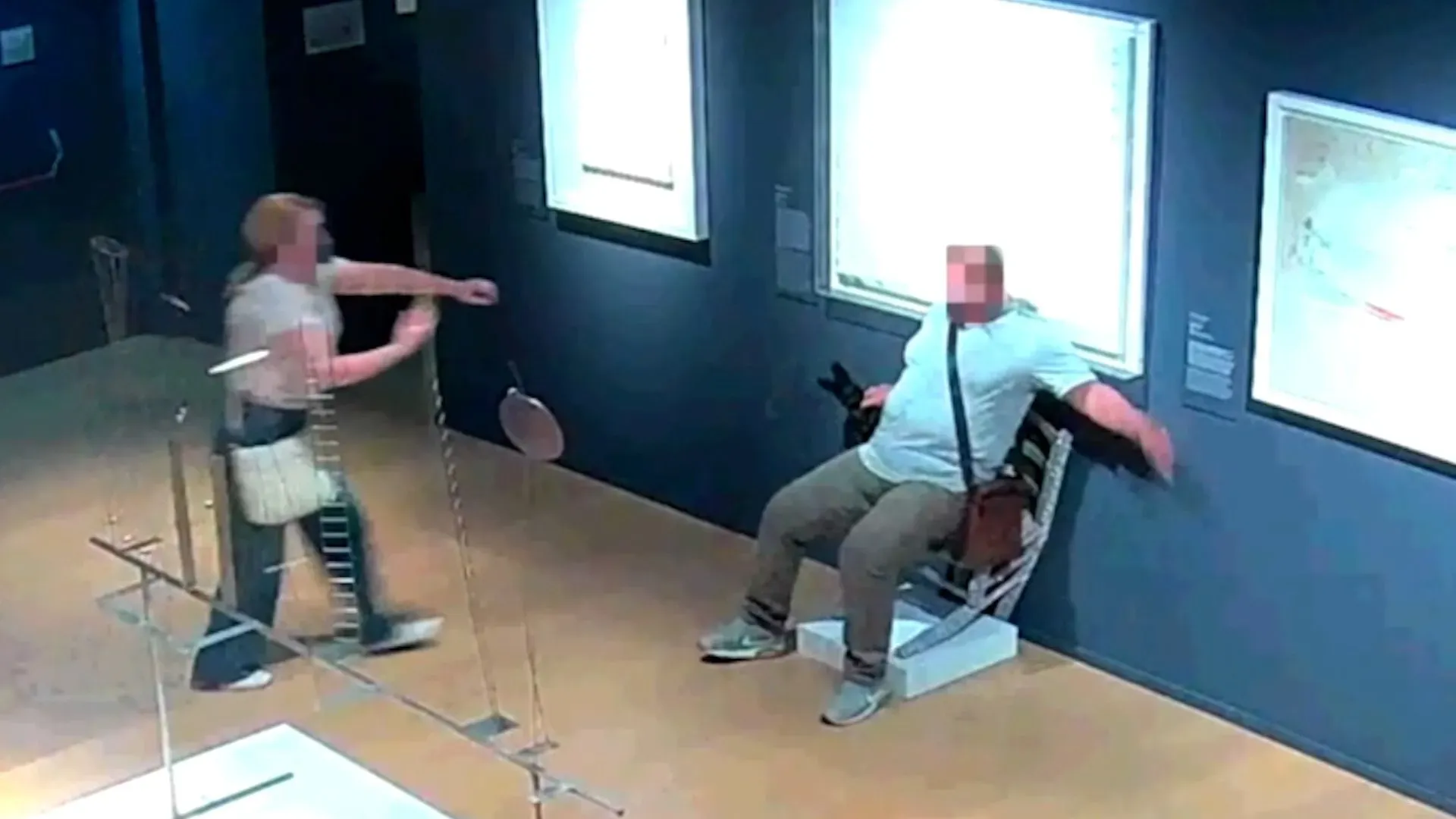 حادثة في متحف إيطالي تُظهر رجلًا يجلس على كرسي مغطى بالكريستال مستوحى من لوحة لفان جوخ، مما أدى إلى كسره.