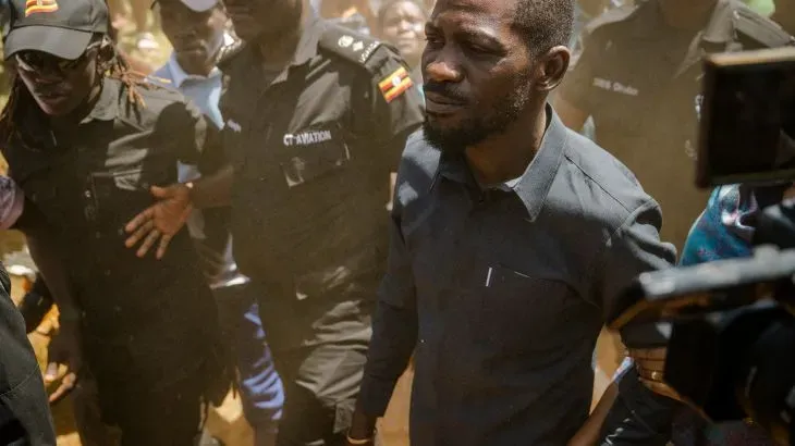 مغني المعارضة الأوغندي بوبي واين محاط بقوات الأمن، يظهر في حالة توتر بعد تهديدات بالقتل من نجل الرئيس موسيفيني.