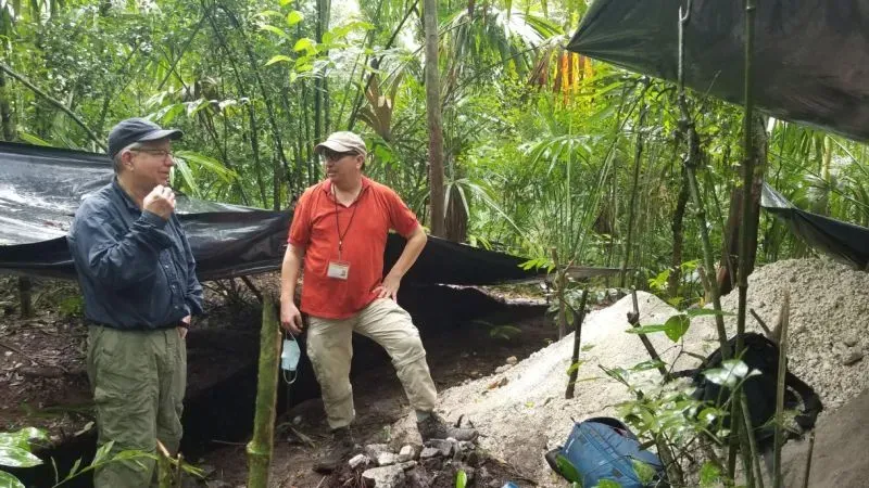 اكتشاف علماء الآثار لمذبح قديم في تيكال، غواتيمالا، يظهر تأثير تيوتيهواكان على الثقافة المايا، مع وجود جثتين مدفونتين تحت المذبح.