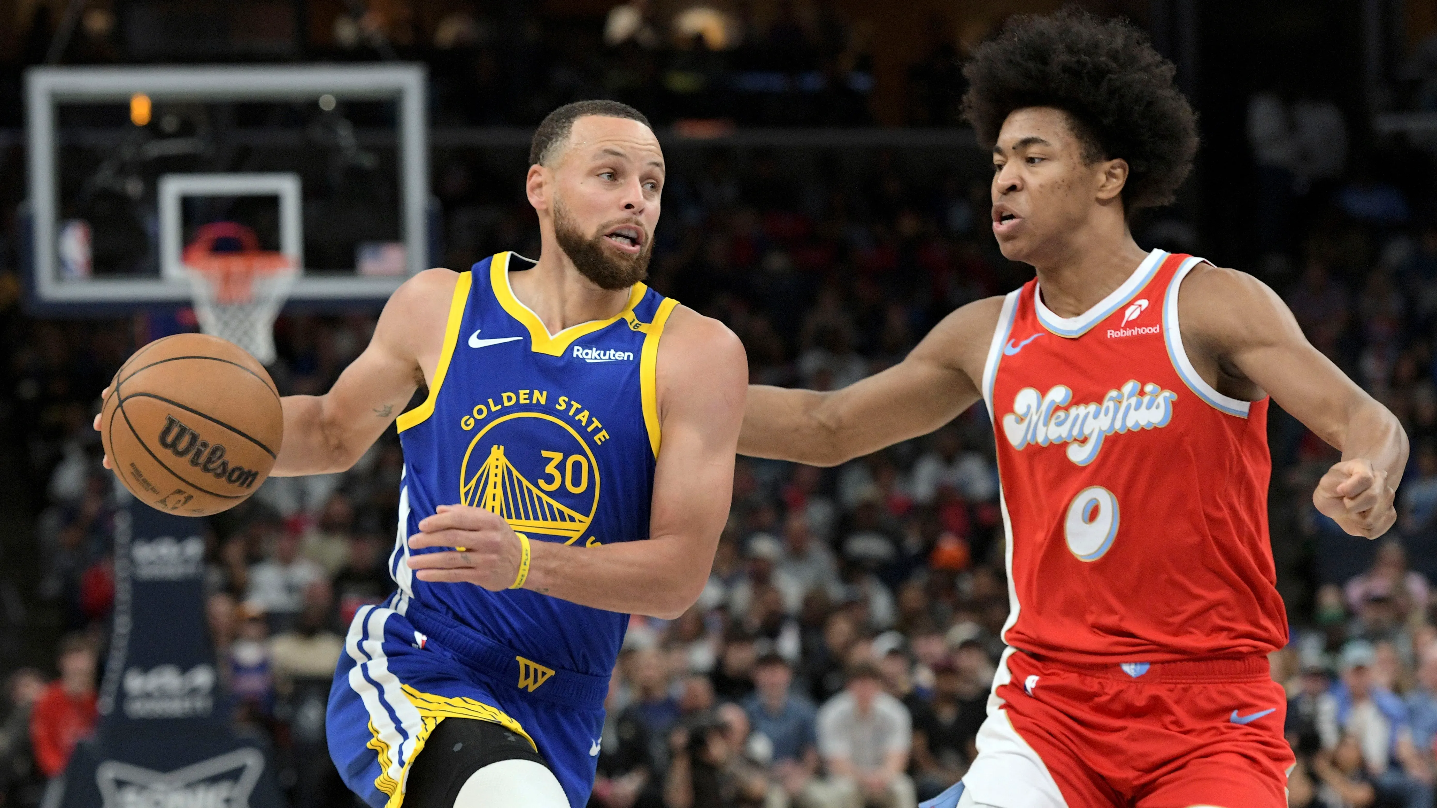 ستيف كاري من غولدن ستيت ووريورز يتجاوز مدافع ممفيس غريزليز، مع التركيز على المنافسة في الأدوار الإقصائية بالدوري الأمريكي للمحترفين.