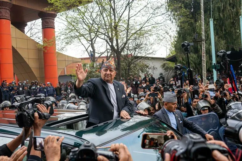 مؤيدو الملك السابق جيانيندرا شاه يحيطون به عند وصوله إلى كاتماندو، مطالبين بإعادة الملكية والدين الهندوسي كدين للدولة.