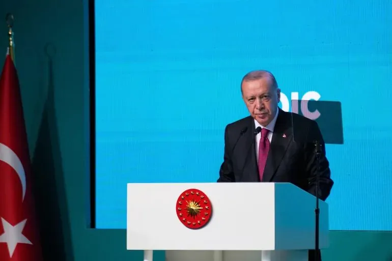 أردوغان يتحدث أمام دبلوماسيين في منظمة التعاون الإسلامي بإسطنبول، مشدداً على أهمية الحوار لحل النزاعات الإقليمية.
