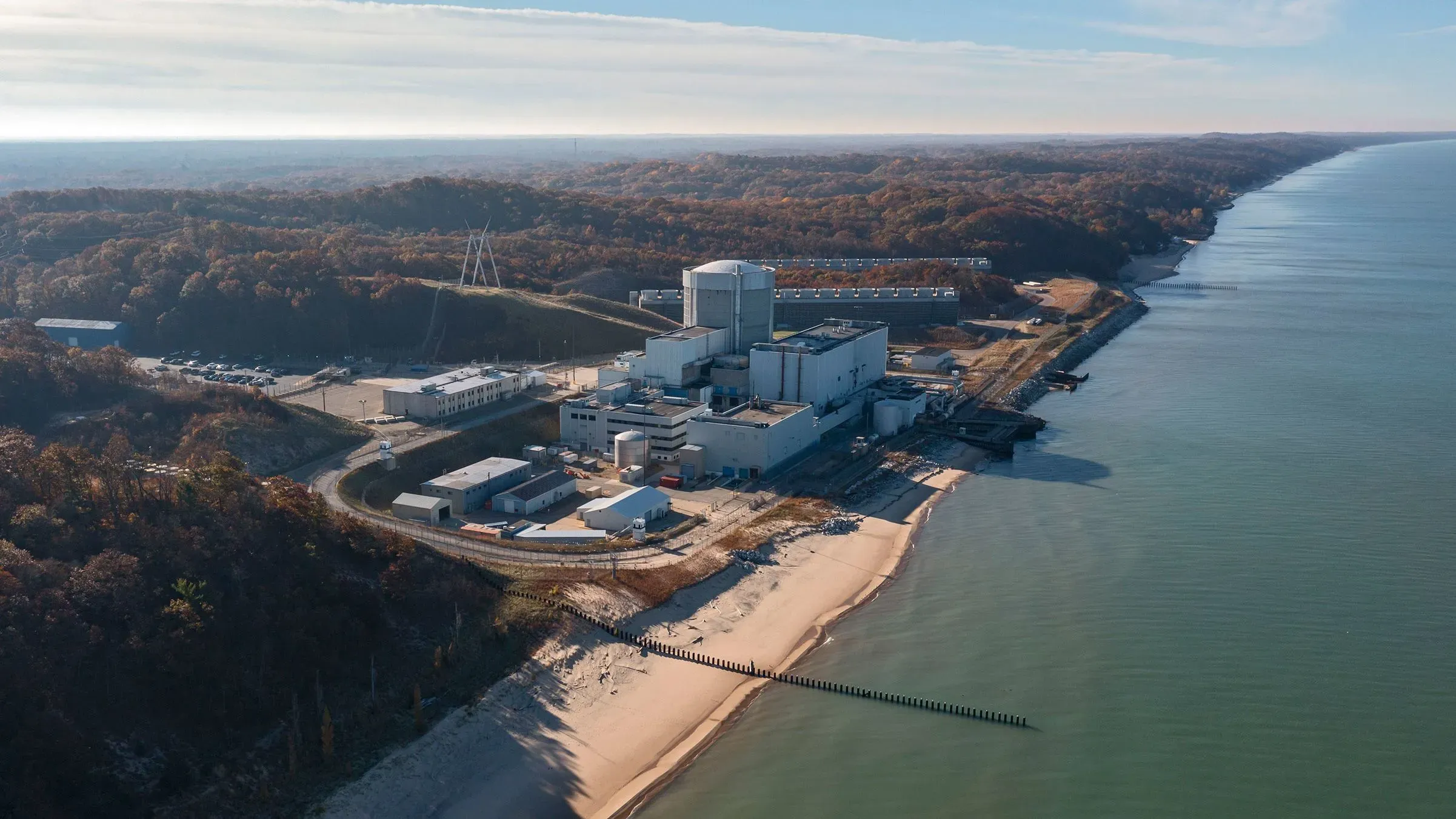محطة باليسيدس النووية على شواطئ بحيرة ميشيغان، تظهر المباني الخرسانية المحيطة بالمنطقة الطبيعية، تمثل مستقبل الطاقة النووية.