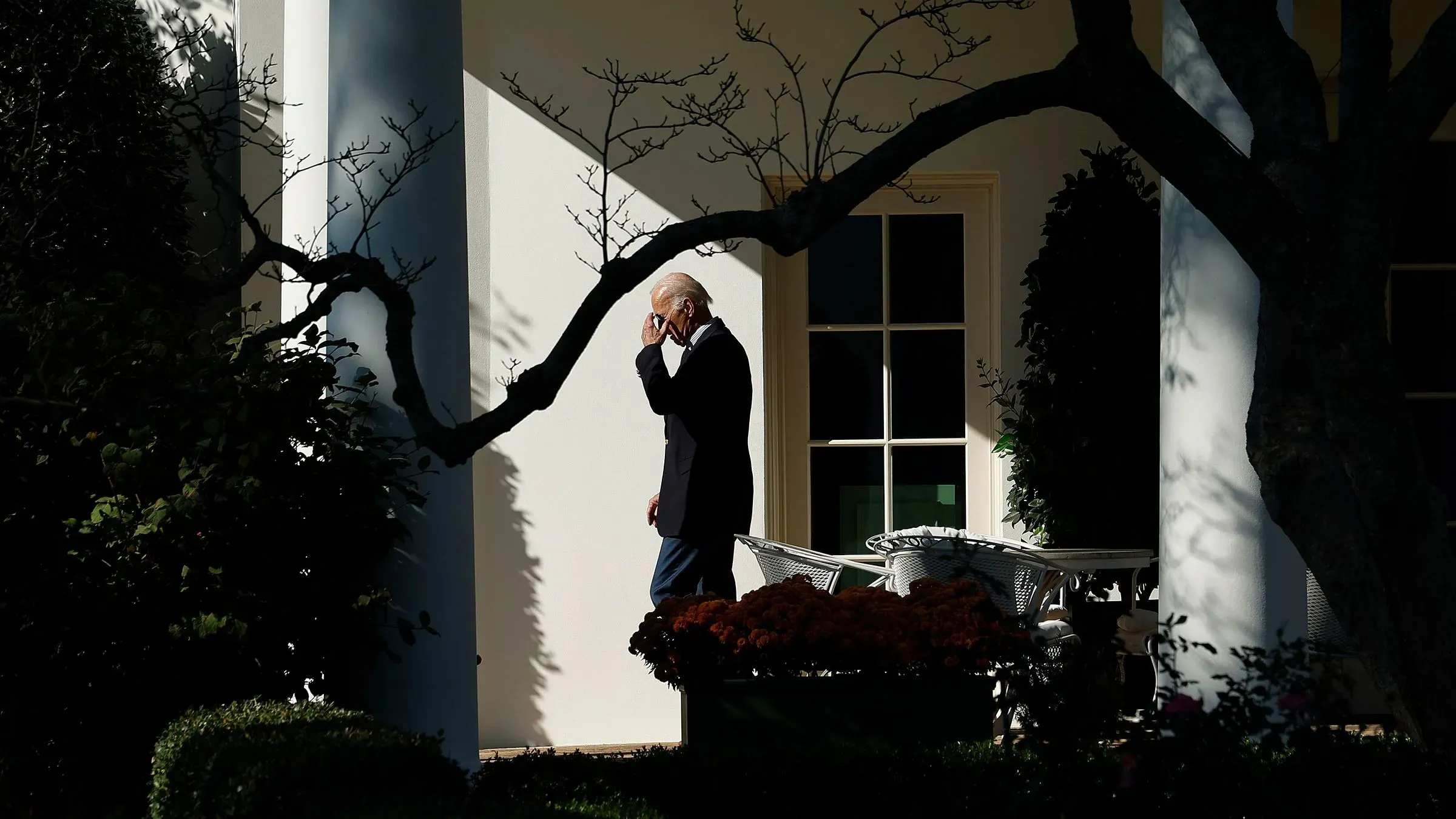 الرئيس جو بايدن يسير في حديقة البيت الأبيض، معبرًا عن تدهور حالته الصحية، وسط تفاصيل تتعلق بحملته الانتخابية القادمة.