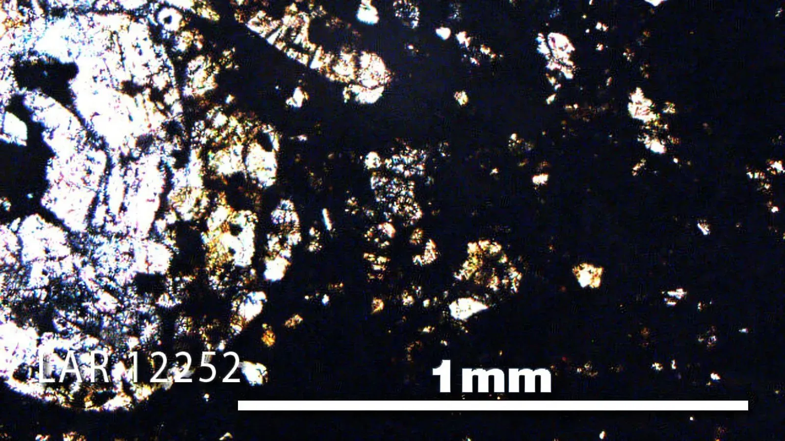 صورة مقربة لنيزك LAR 12252، تُظهر تفاصيل تركيبية معقدة، مما يشير إلى وجود الهيدروجين في تكوين الأرض المبكر.