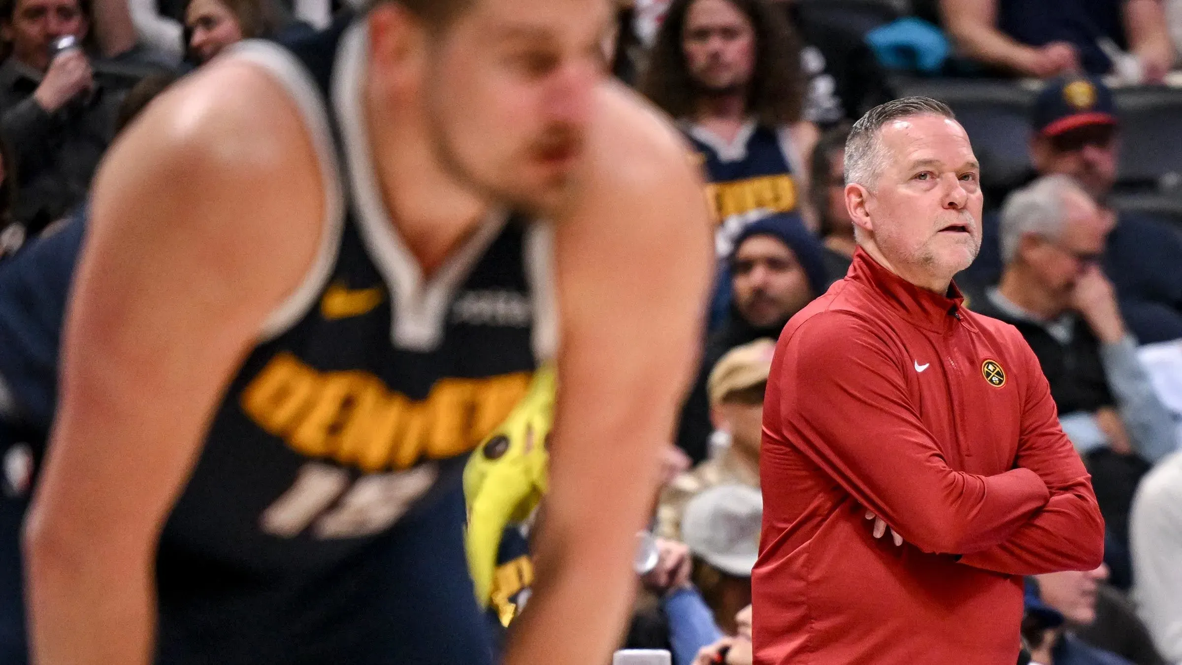 مدرب دنفر ناجتس مايك مالون يتابع مباراة فريقه ضد لوس أنجلوس كليبرز، حيث حقق الفريق فوزًا مثيرًا في الجولة السابعة من التصفيات.