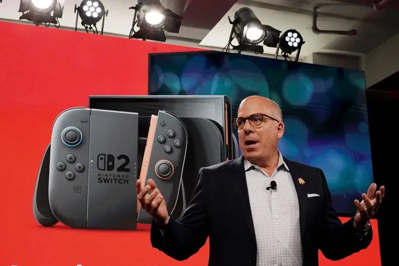 تقديم جهاز Nintendo Switch 2 خلال حدث رسمي، مع التركيز على وحدة التحكم الجديدة خلف المتحدث، الذي يناقش ميزاتها.