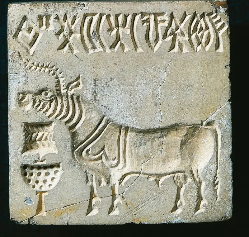 نقش حجري من حضارة وادي السند يظهر حيواناً مع رموز غير مفككة، يمثل جزءاً من لغز حضاري قديم لم يُحل بعد.