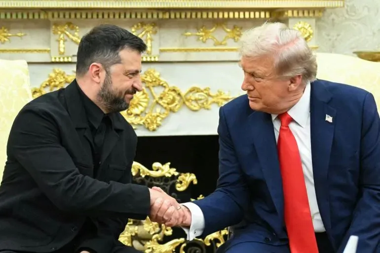 لقاء بين الرئيس الأوكراني فولوديمير زيلينسكي والرئيس الأمريكي السابق دونالد ترامب، حيث يتصافحان في جو من التعاون.