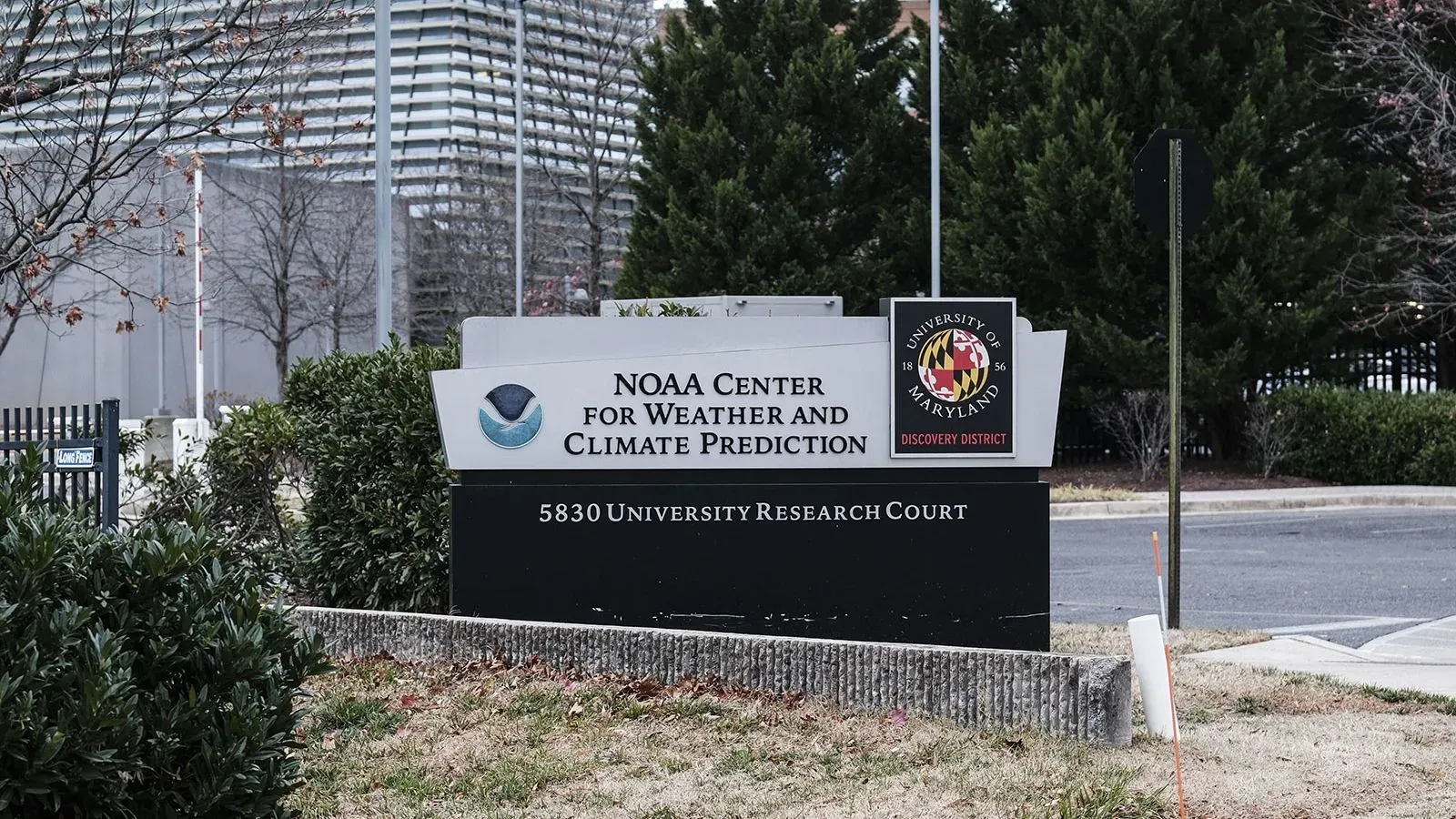 مركز NOAA لتوقعات الطقس والمناخ، يبرز أهمية الأبحاث في مواجهة التغير المناخي والظواهر الجوية القاسية.