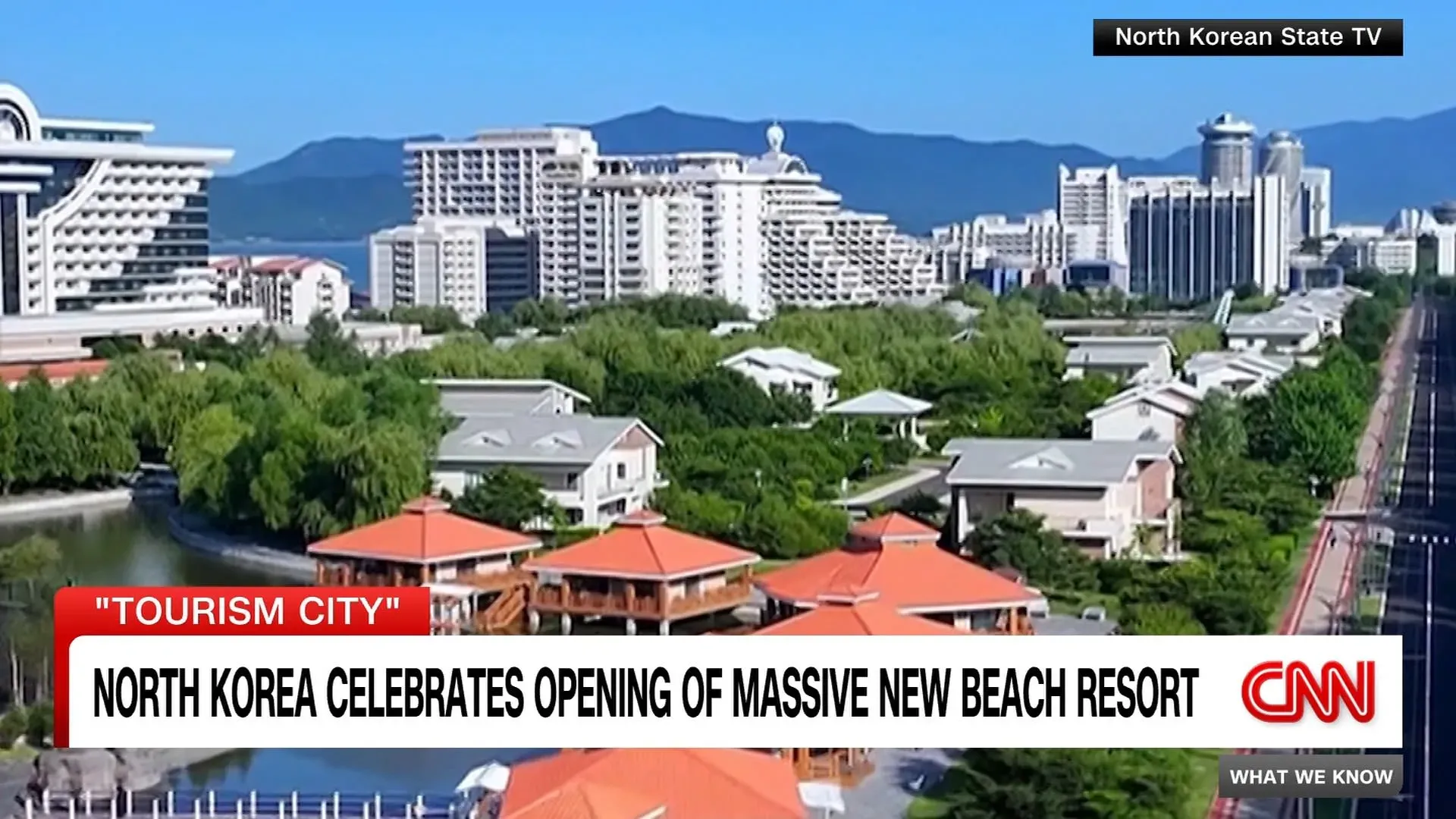 افتتاح منتجع كالما الشاطئي في كوريا الشمالية، يظهر المباني الفاخرة والمساحات الخضراء، مع التركيز على السياحة المحلية.