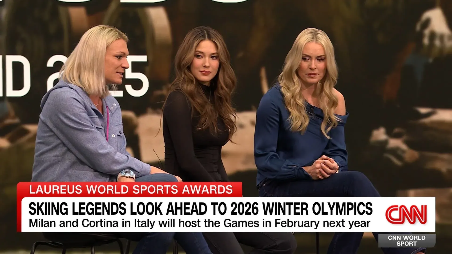 تظهر الصورة ثلاث بطلات تزلج يتحدثن في حفل توزيع جوائز لوريوس العالمية للرياضة، متطلعات إلى دورة الألعاب الأولمبية الشتوية 2026.