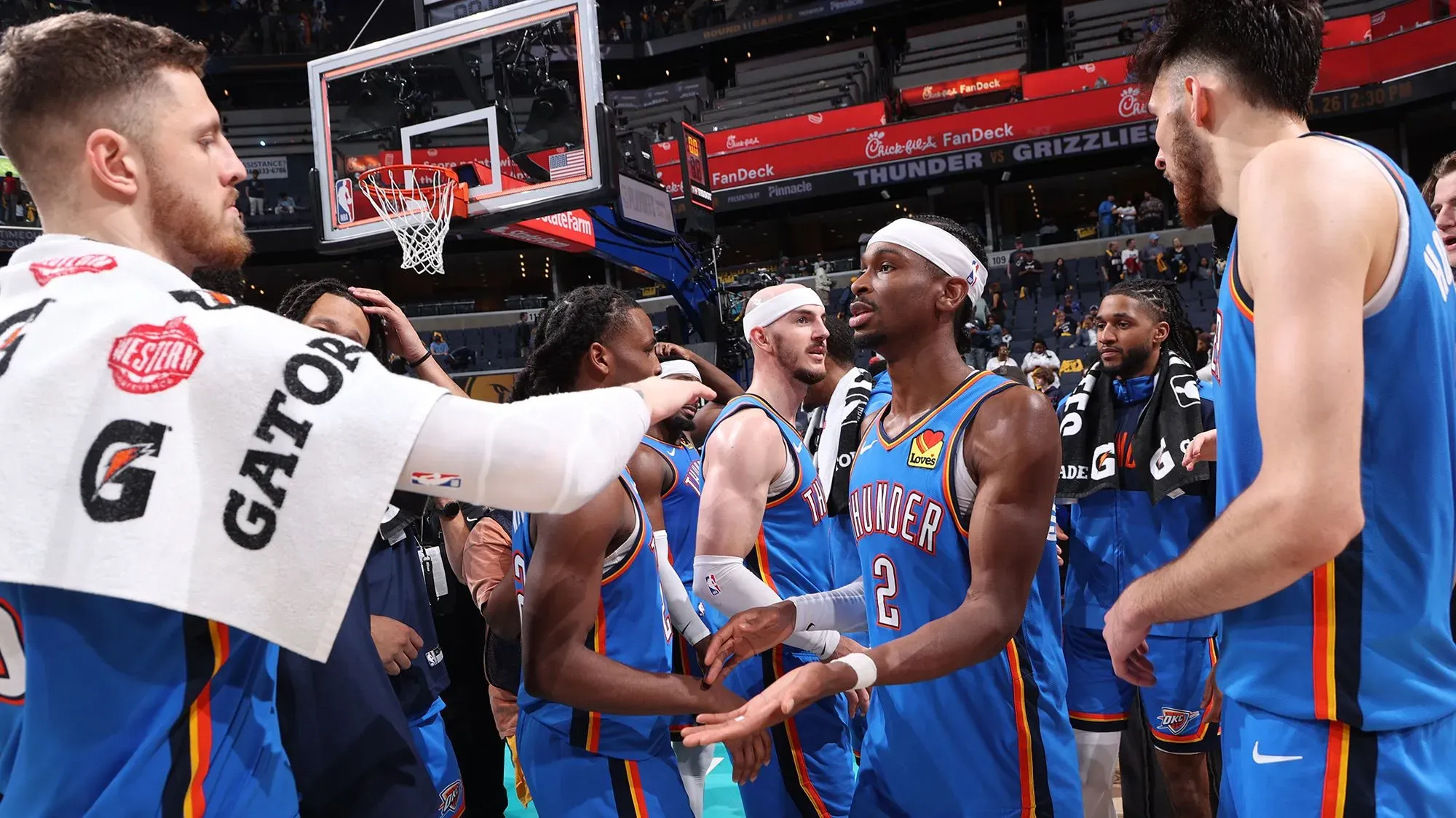 فريق أوكلاهوما سيتي ثاندر يحتفل بعد الفوز على ممفيس جريزليز، مع التركيز على شاي جيلجوس-أليكساندر وسط اللاعبين.