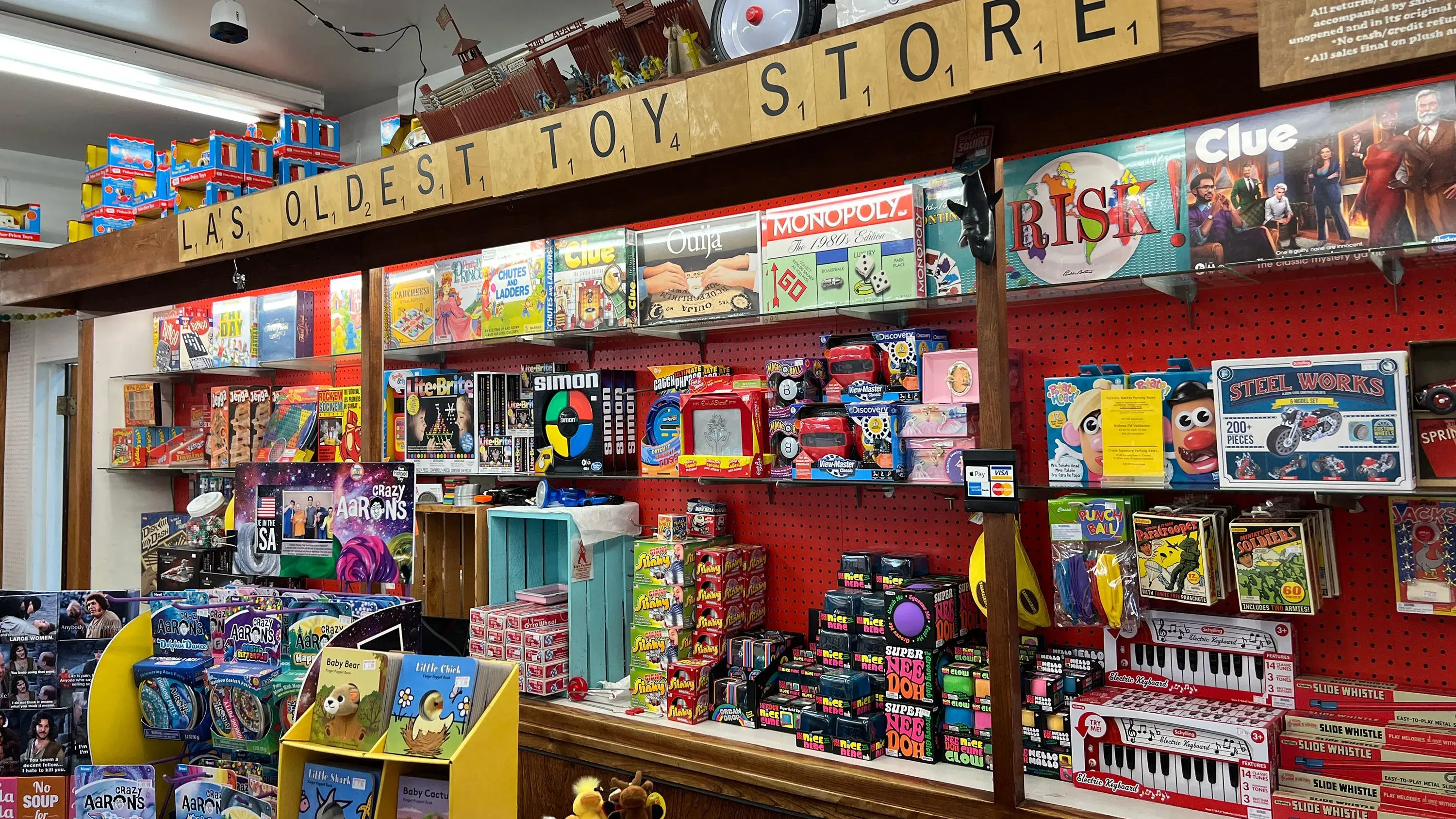 متجر كيبز توي لاند، أقدم متجر للألعاب في لوس أنجلوس، يعرض مجموعة متنوعة من الألعاب الكلاسيكية، بما في ذلك ألعاب الطاولة والألغاز.
