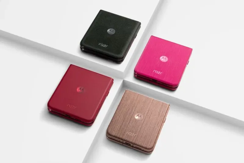 هواتف موتورولا Razr الجديدة القابلة للطي بألوان متنوعة، تشمل ميزات ذكاء اصطناعي متقدمة، مثل تطبيق Perplexity وGemini.
