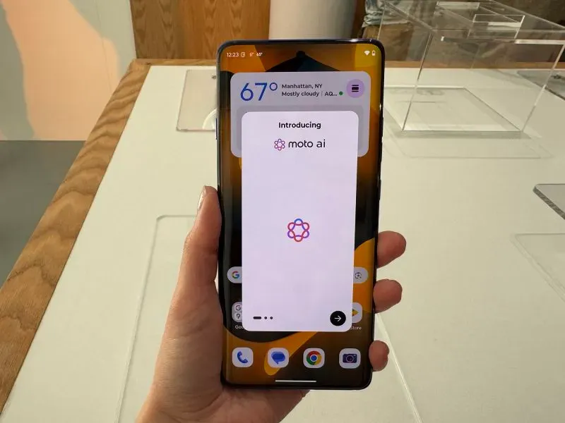 هاتف موتورولا Razr الجديد يُظهر واجهة تطبيق "moto ai" مع ميزات الذكاء الاصطناعي، مما يعكس الابتكارات التكنولوجية الحديثة.