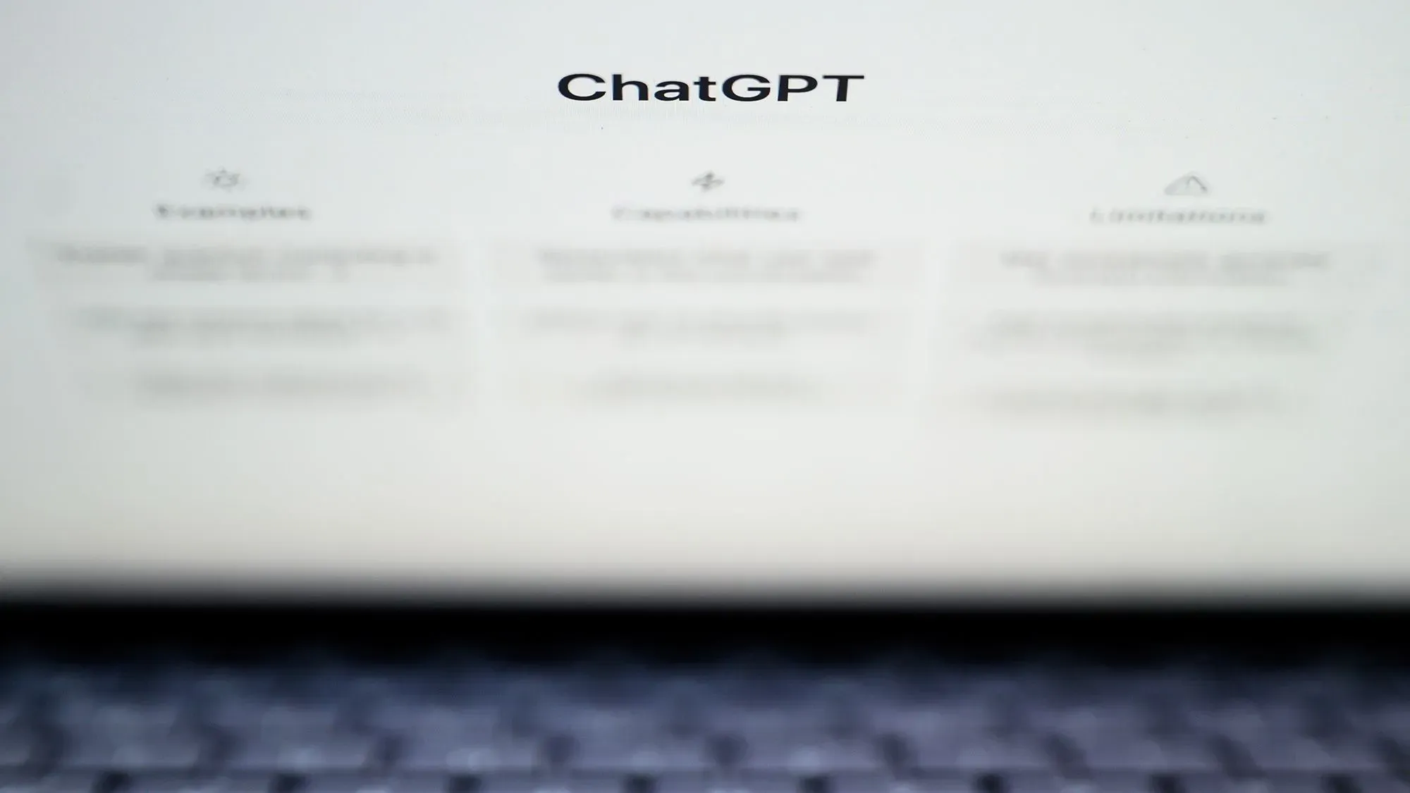 صورة تظهر شعار ChatGPT على شاشة كمبيوتر مع خلفية ضبابية، تعكس التوترات في صناعة الذكاء الاصطناعي بين OpenAI ومنافسها DeepSeek.