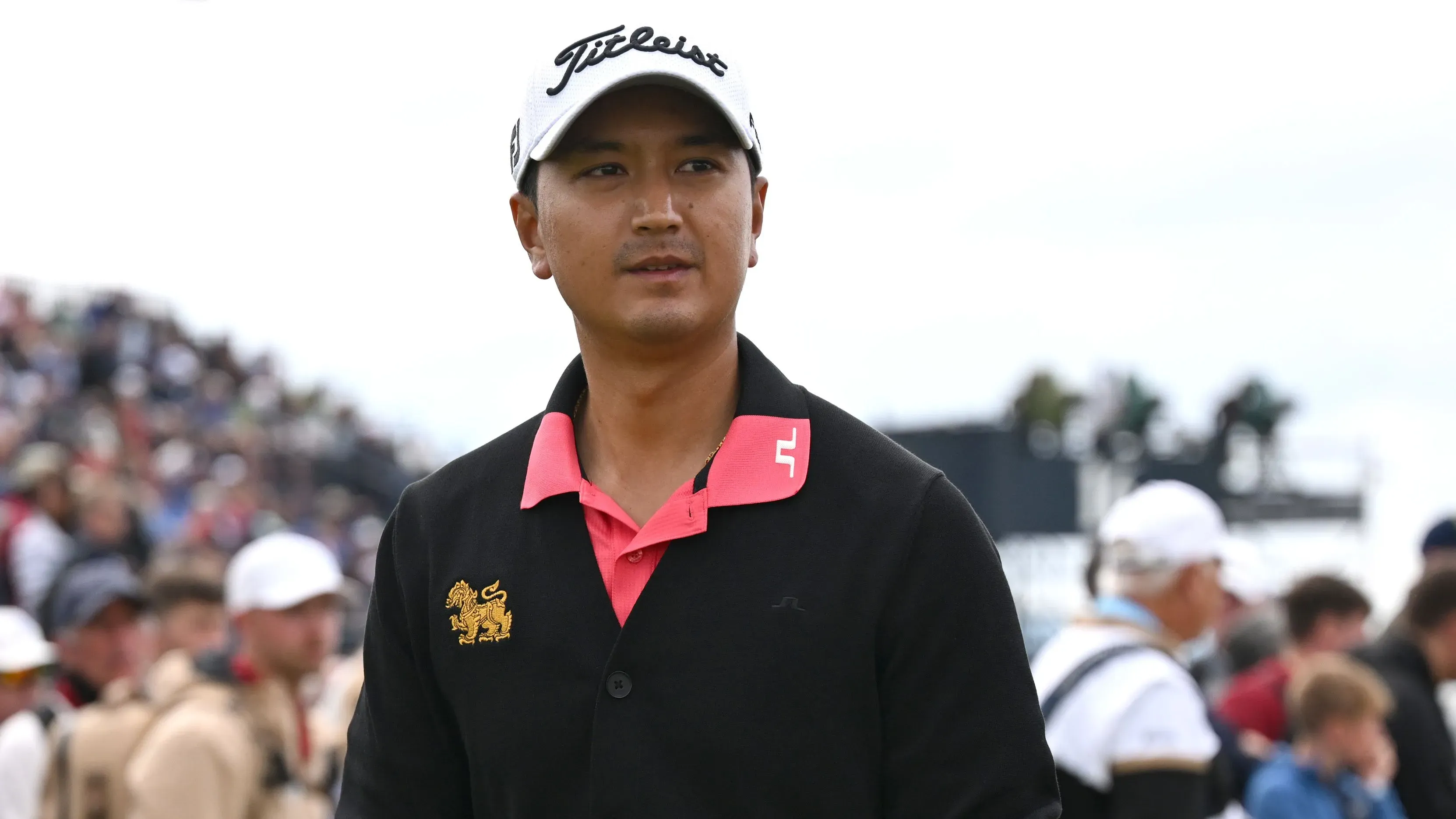 سادوم كايوكانجانا، لاعب الجولف التايلاندي، يتجول في ملعب رويال بورتروش وسط حشود من المشجعين أثناء بطولة أيرلندا الشمالية المفتوحة.