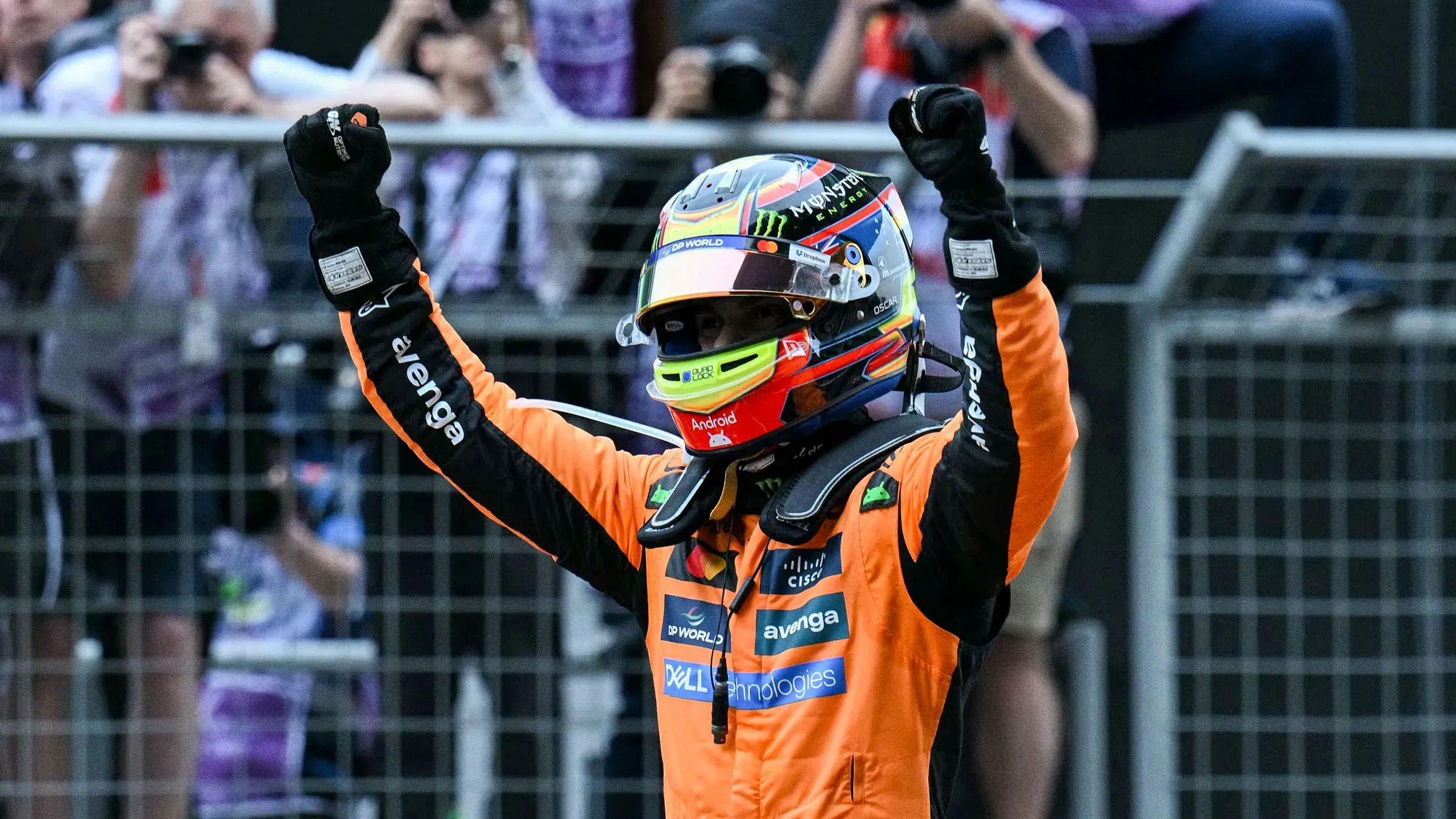أوسكار بياستري يحتفل بفوزه في سباق الجائزة الكبرى الصيني، حيث حقق المركز الأول بفارق 10 ثوانٍ عن زميله لاندو نوريس.