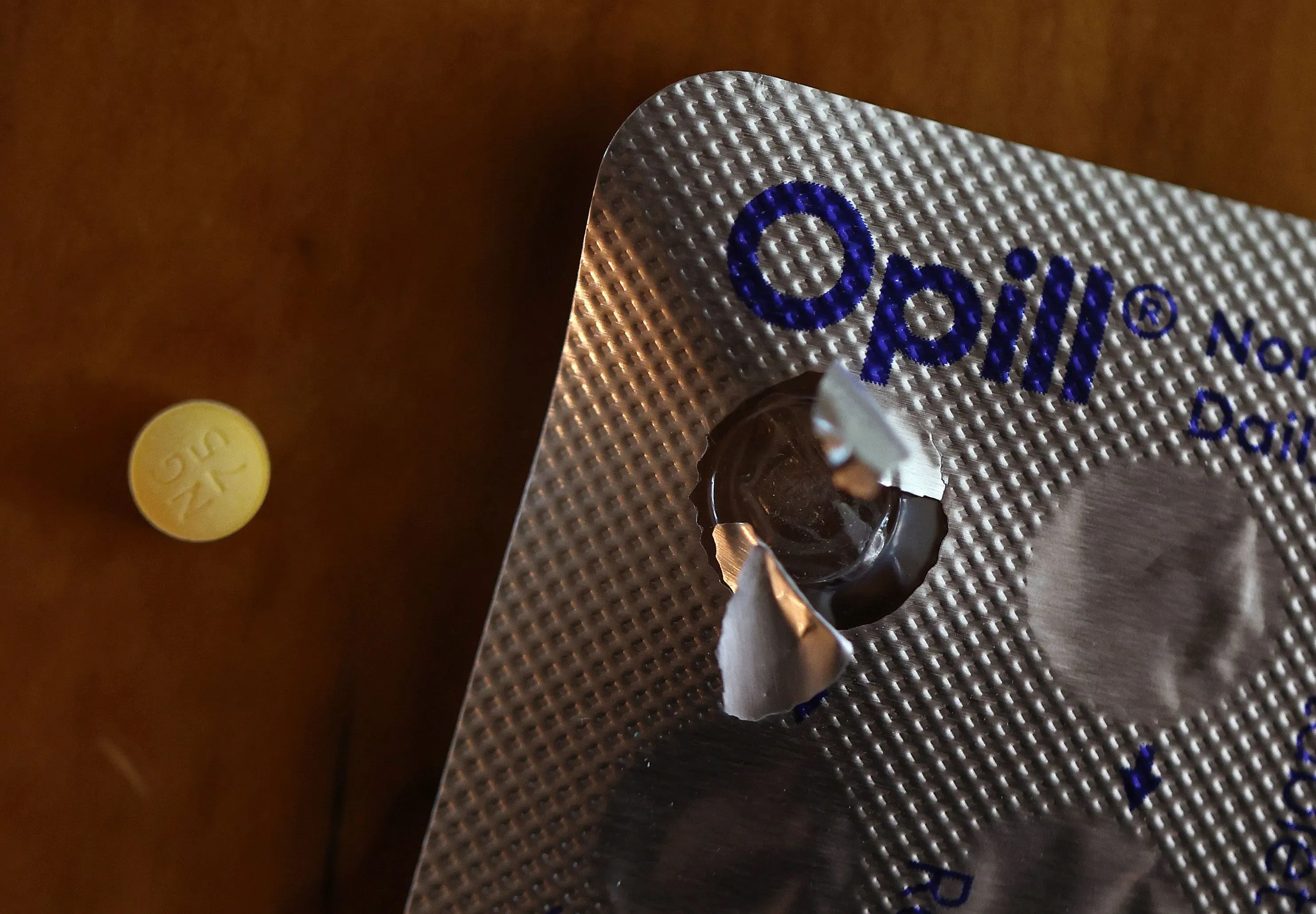 حبوب منع الحمل Opill متاحة بدون وصفة طبية، مع حبة واحدة خارج العبوة، مما يسهل الوصول إلى وسائل منع الحمل للنساء.