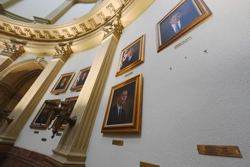 صورة تظهر جدران مبنى الكابيتول في كولورادو، حيث تم تعليق بورتريهات عدة رؤساء أمريكيين، بما في ذلك باراك أوباما ودونالد ترامب.