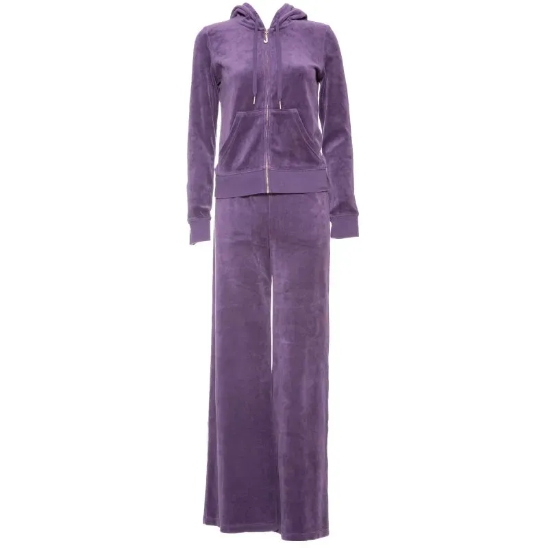 طقم رياضي مخملي أرجواني من جوسي كوتور، يعكس أسلوب باريس هيلتون الفريد ويعرض في خزانة ملابسها لجمع التبرعات لصالح ضحايا حرائق الغابات.