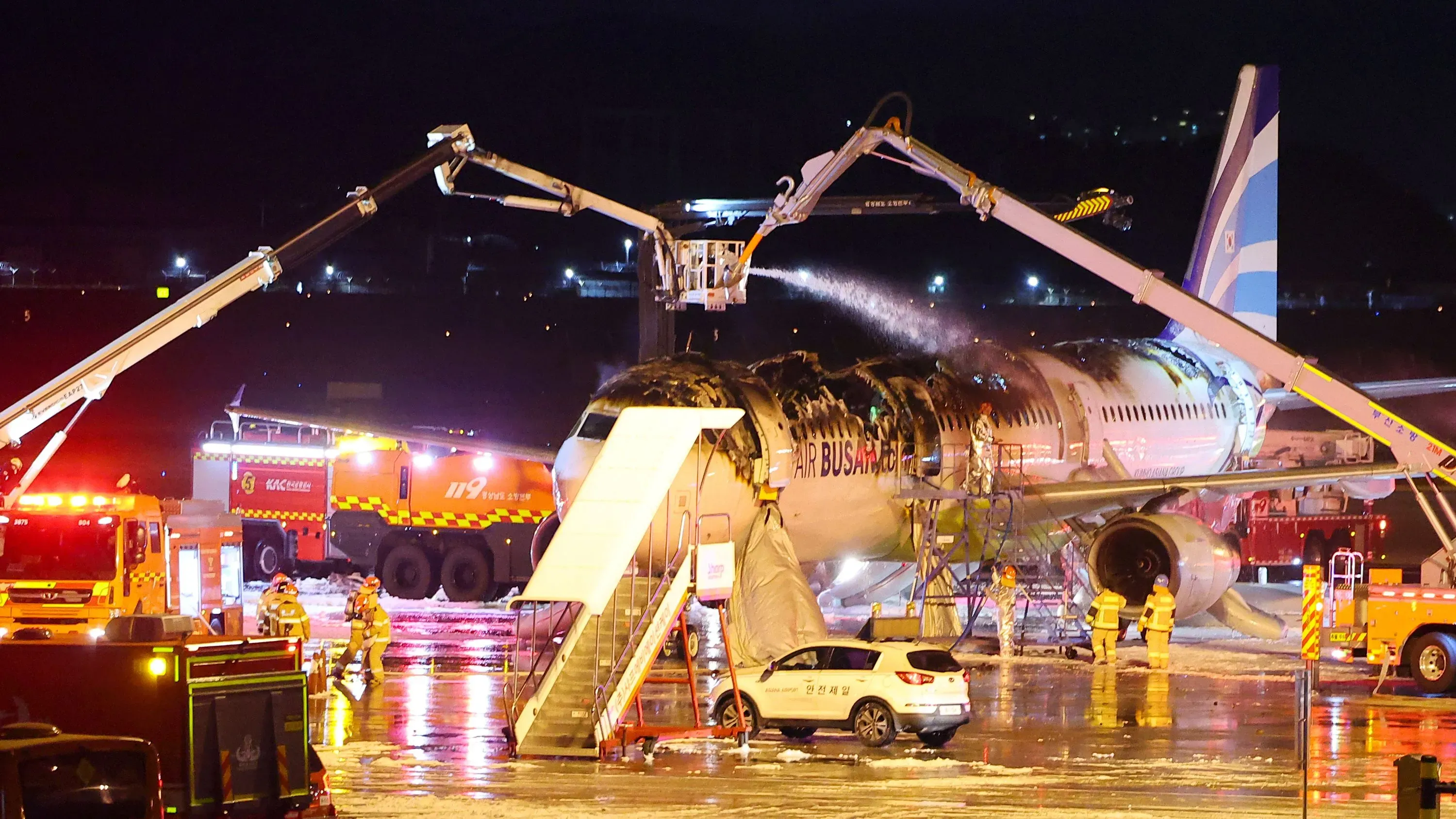 حريق داخل طائرة إيرباص A321 تابعة لشركة طيران بوسان أثناء استعدادها للإقلاع في مطار جيمهاي، مع استجابة طوارئ لإخلاء الركاب.